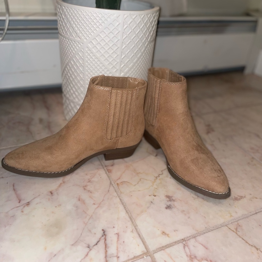 Women’s faux suede brown booties